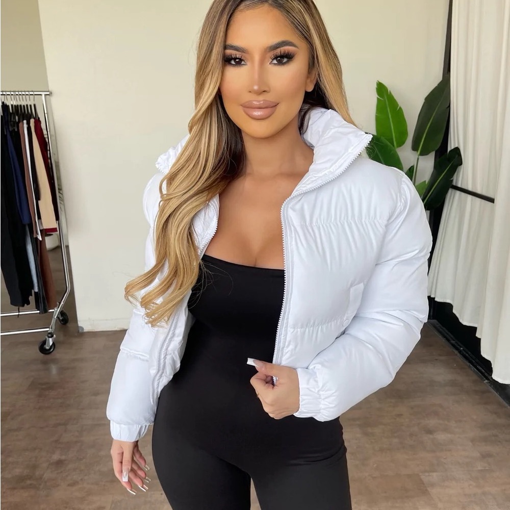 💕🥰❤️MAKE AN OFFER! CROPPED WHITE PUFFER JACKET❤️🥰💕 - Picture 2 of 4
